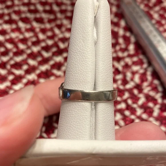 Elegant Sterling Silver Ring with Deep Blue Stone - Picture 3 of 6